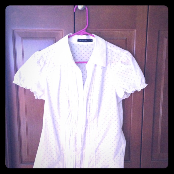 Limited adorable white top.