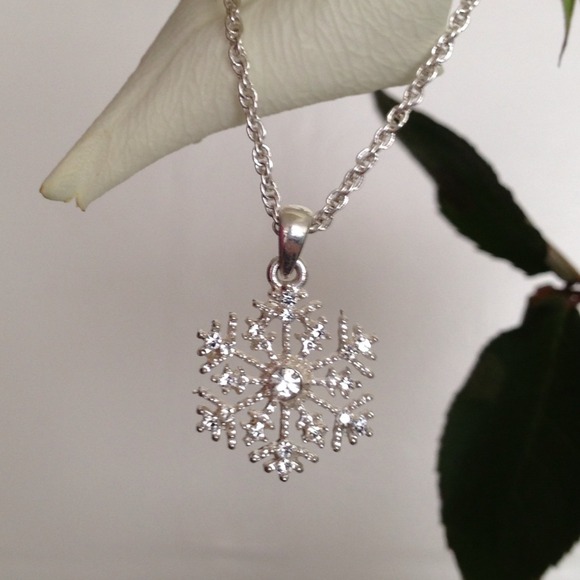 *SOLD* Snowflake Necklace - Picture 3 of 4