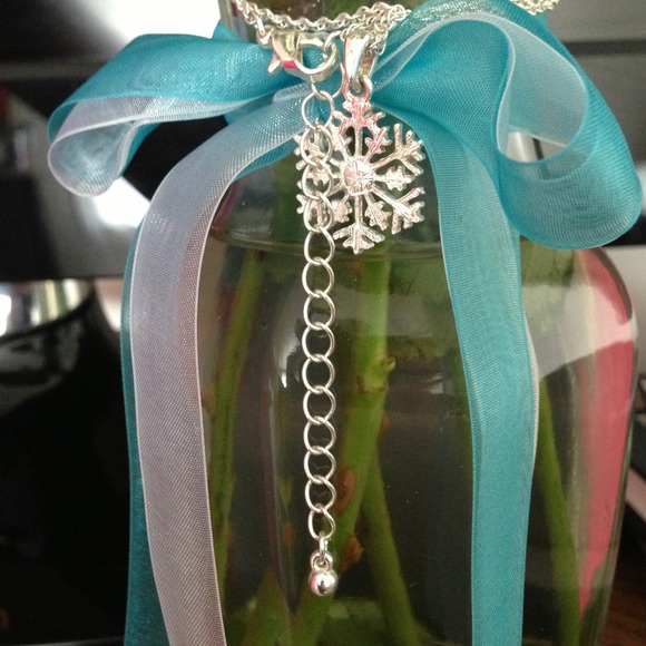 *SOLD* Snowflake Necklace - Picture 4 of 4