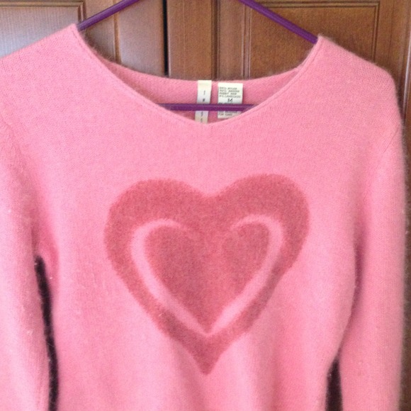 Adorable short sweater.