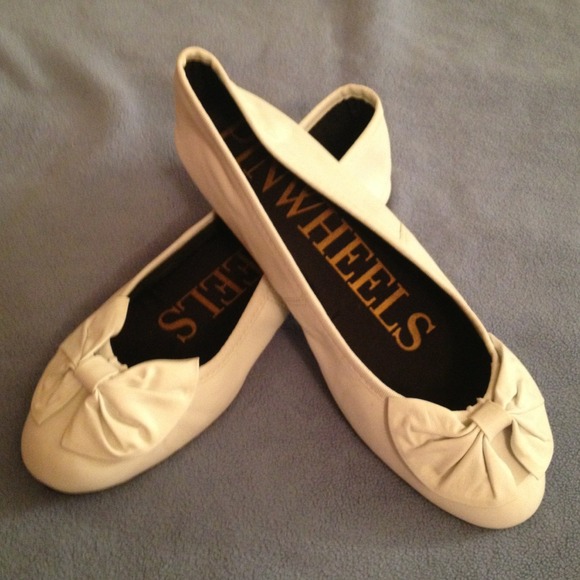 Pinwheels white flats