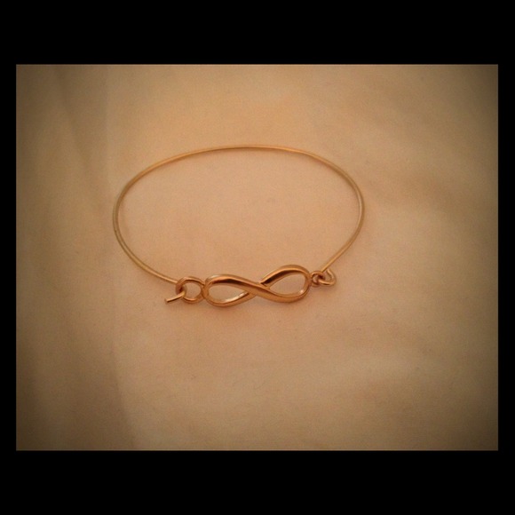 🎈Reduced🎈Gold plates infinity bracelet.