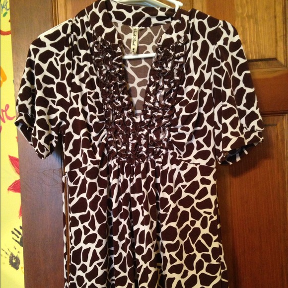 Giraffe pattern top and American eagle top bundle