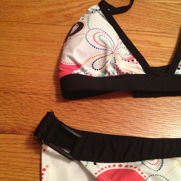 Cute multi colored bikini - Picture 3 of 4