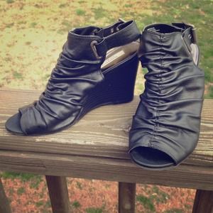 Vera Wang Black Wedges