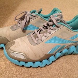 Womens's size 9 Reebok Zig