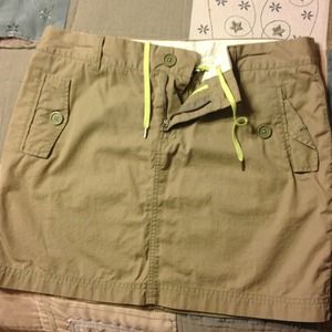 GAP cargo skirt. Army green. Mid-thigh length.