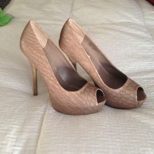 Jennifer Lopez taupe color heels