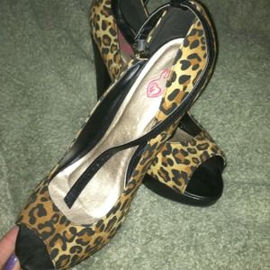 Leopard heels like new!