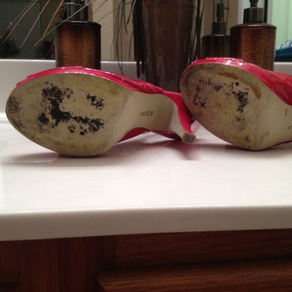 ๐ซRed BCBGirls heels w peep toe opening;sz 7.5๐ซ - Picture 2 of 3