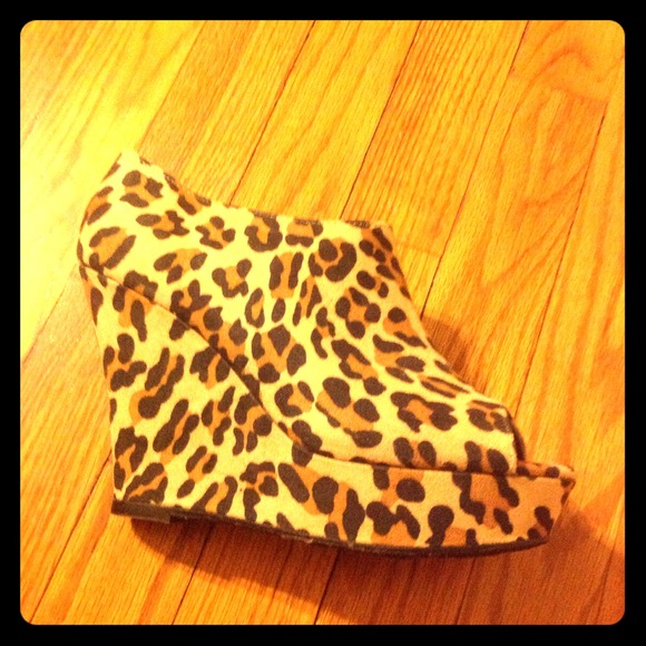 Cheetah wedge.  Never worn cause I'm not hot enuf! - Picture 1 of 1