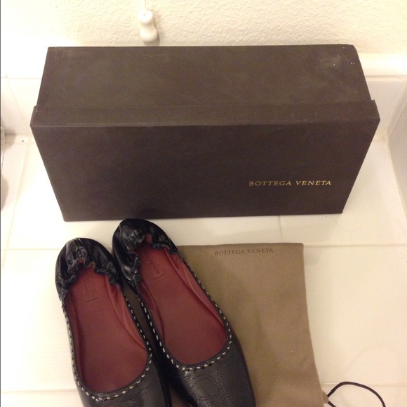 Bottega Veneta Gold Intrecciato Woven Nappa Leather Bow  Authentic Bottega Veneta Flats