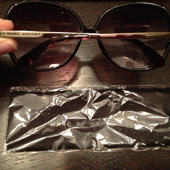 *SOLD* Marc by Marc Jacobs brown sunglasses - Picture 3 of 3