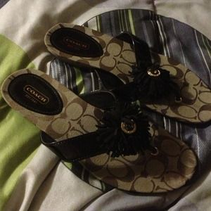 💗Coach  size 8.5 defect on left shoe