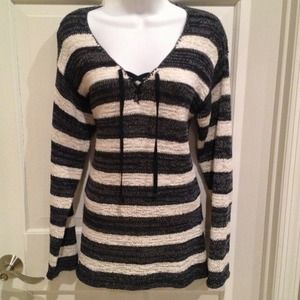 Bass blue and cream top. Size medium.