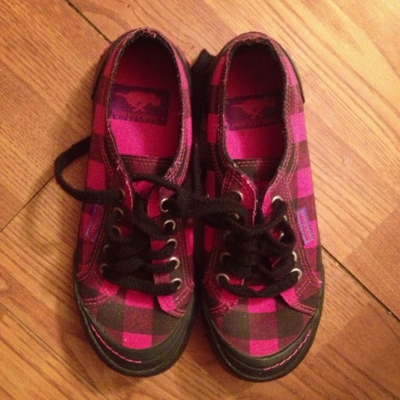 Pink & black plaid shoes! - Picture 2 of 3