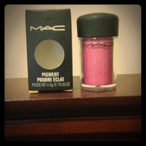MAC pigment in Bright Fushia