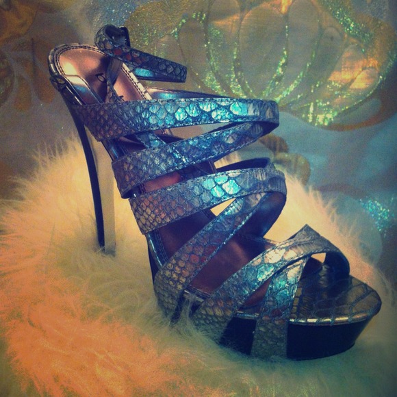 Bebe brand silver snake print shoe size 10