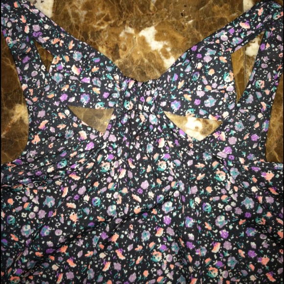 SOLD Flower top with beautiful bow size small worn - Picture 2 of 2