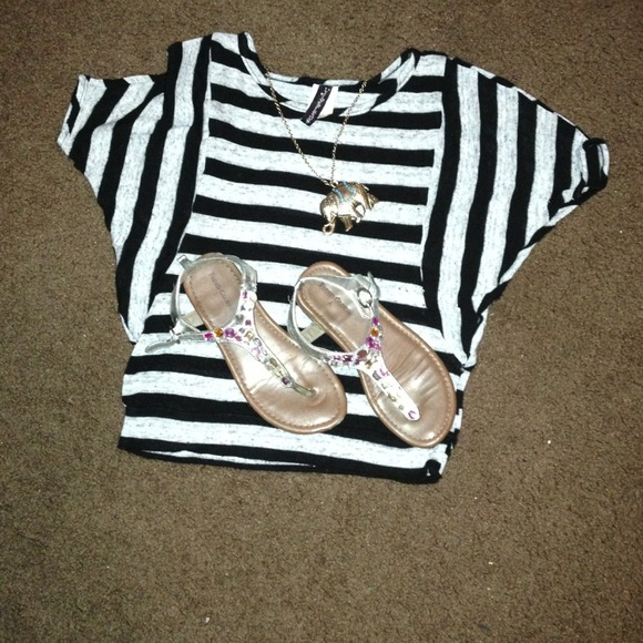 Girl Bundle deal shirt small 7/8, sandals size 1 - Picture 1 of 4