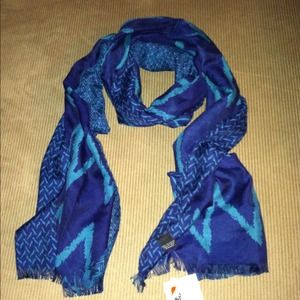 Trade/sold @s_rich35. NWT Blue chevron scarf