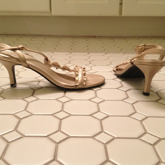 🔴SOLD NEVER WORN gold low heels - Picture 2 of 4