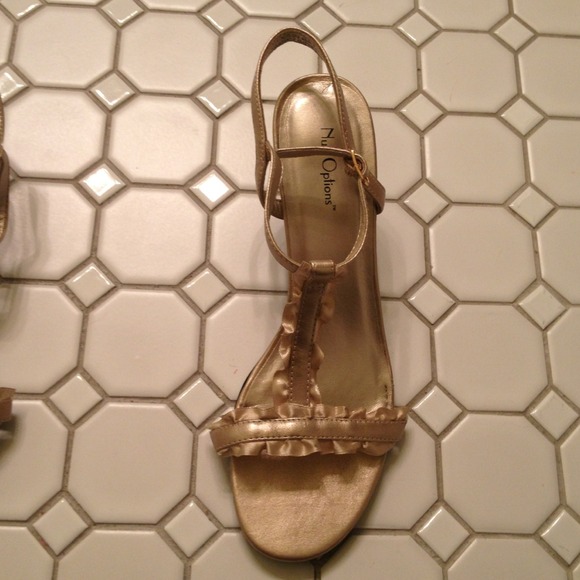 🔴SOLD NEVER WORN gold low heels - Picture 3 of 4