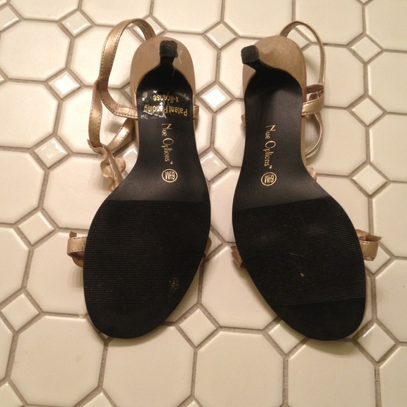 🔴SOLD NEVER WORN gold low heels - Picture 4 of 4