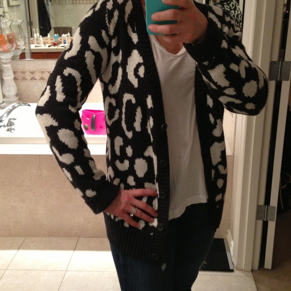 >>>>>>Sold<<<<<Printed sweater/cardigan