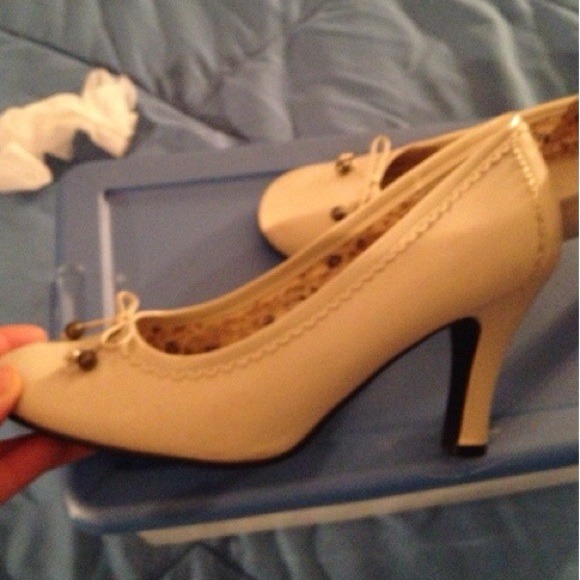 Beige heels - Picture 2 of 2