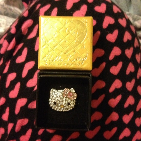 Hello Kitty ring. - Picture 2 of 3