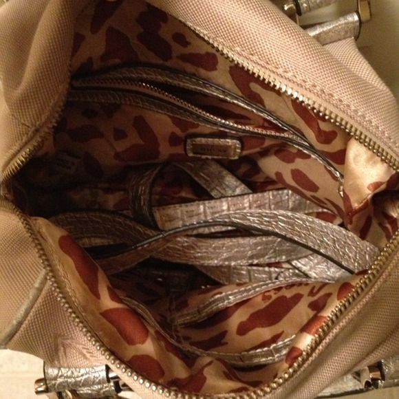 Beige Guess Purse. - Picture 2 of 4