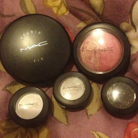 Bundle Mac eye shadows/blush