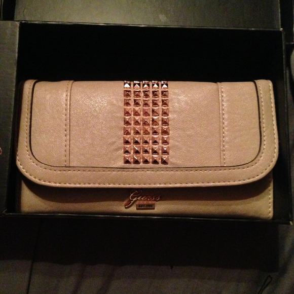 guess wallet