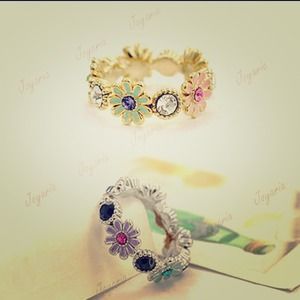 **Gold or Silver Daisy Rhinestone Ring**