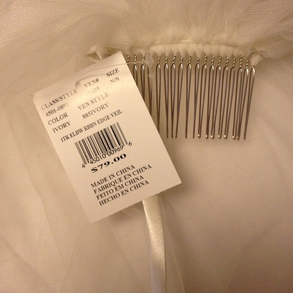 Reserved**Brand new David's bridal Bird cage veil