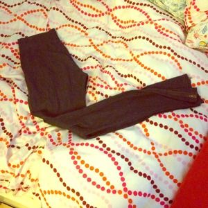 Mark jeggings wit zippers on the sides!