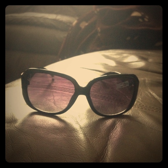 Louis Vuitton sunglasses comes with dust bag