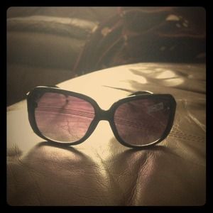 Louis Vuitton sunglasses comes with dust bag