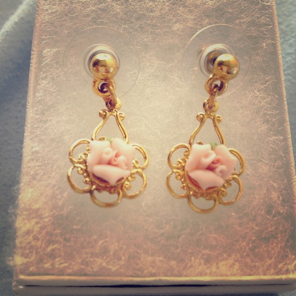 🌹Rose 🌹Pink Ceramic gold tone earring 💟