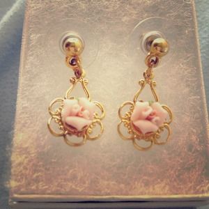 🌹Rose 🌹Pink Ceramic gold tone earring 💟
