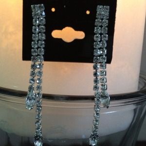 Stunning set silver CZ stones necklace & earrings.