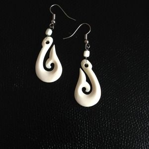 Sinuous dangling earrings of carved bone