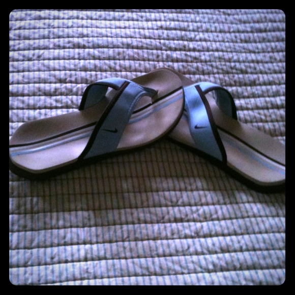 Nike Flip Flops -***HOLD for @meggwolf