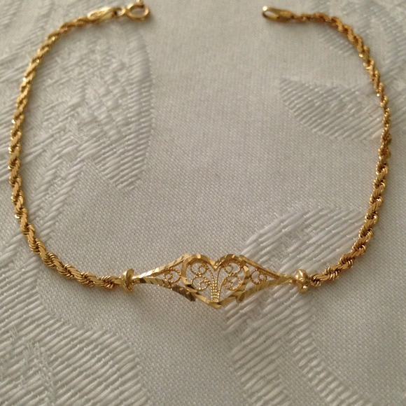 7 inch gold bracelet with heart in middle