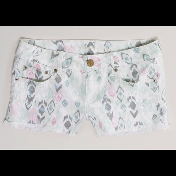 *SOLD* NWT American Eagle Ikat frayed denim shorts - Picture 1 of 3