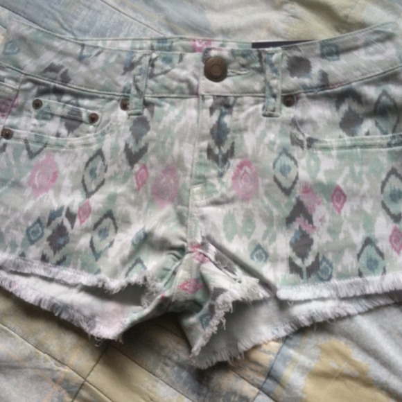 *SOLD* NWT American Eagle Ikat frayed denim shorts - Picture 2 of 3