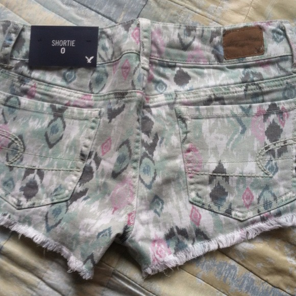 *SOLD* NWT American Eagle Ikat frayed denim shorts - Picture 3 of 3
