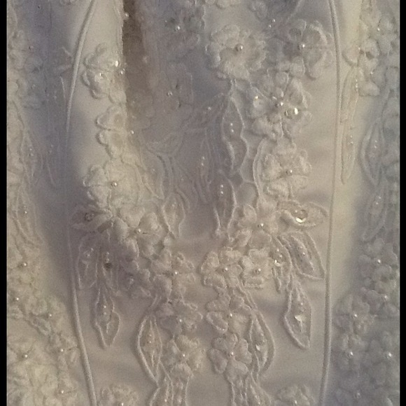 White wedding dress - Picture 2 of 4