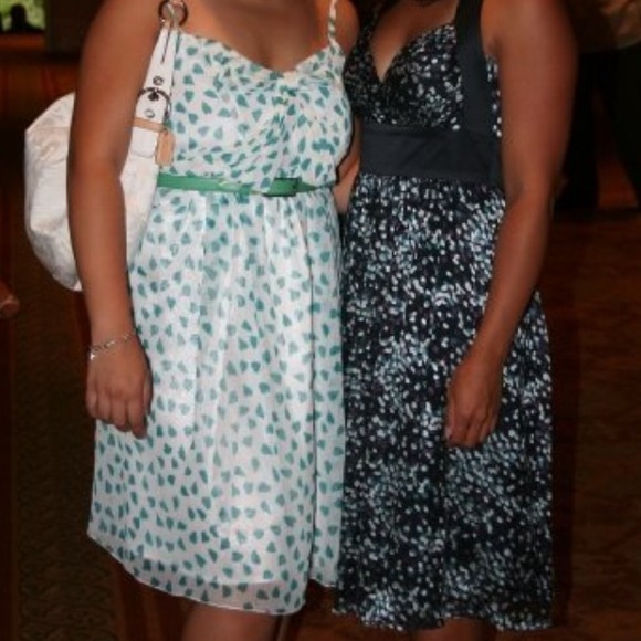 Sold in bundle! Beautiful heart dress with bow - Picture 3 of 3